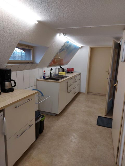 Küche im Dachgeschoss der Pension Hundemüde in Dresden