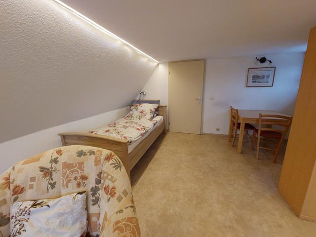 Wohnzimmer mit Blick auf die Streuobstwiese, Pension Hundemüde in Dresden
