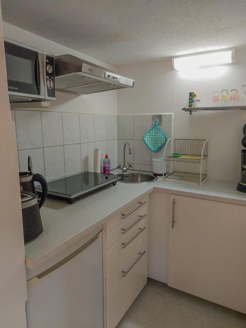 Küche in der Obergeschoss-Wohnung der Pension Hundemüde in Dresden