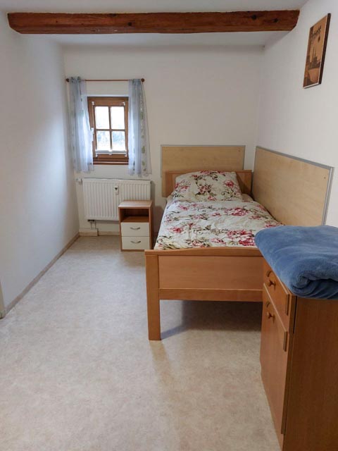 Schlafzimmer in der Obergeschoss-Wohnung der Pension Hundemüde in Dresden